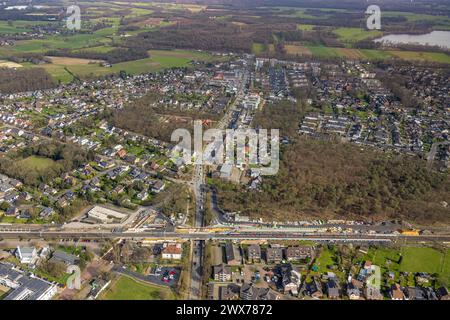 Luftbild, Hbf Bahnhof Voerde, Baustelle Brücke Steinstraße, Baustelle Fußgängerunterführung und Brücke Bahnhofstraße, S-Bahn am Bahnhof, Ortsansicht Wohngebiet, Ausbau der Betuweroute und Betuwe-Linie Eisenbahnstrecke, Voerde, Nordrhein-Westfalen, Deutschland ACHTUNGxMINDESTHONORARx60xEURO *** vue aérienne, station principale Voerde Voerde, pont souterrain de Steinstraße, construction, pont piétonnier, Bahnhofstraße vue de la zone résidentielle, prolongement de la ligne de chemin de fer Betuweroute et Betuwe Line, Voerde, Rhénanie du Nord-Westphalie, Allemagne ATTENTIONxMINDESTHONORARx60 Banque D'Images