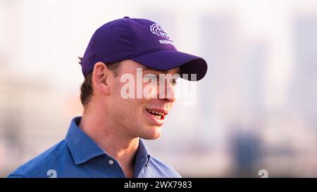 Hippodrome de Meydan, Dubaï, Émirats arabes Unis, jeudi 28 mars 2024 ; l'entraîneur Thady Gosden est interviewé par les médias à l'hippodrome de Meydan, en prévision de la rencontre de la Coupe du monde de Dubaï le samedi 30 mars 2024. Crédit JTW Equine images / Alamy Live News Banque D'Images