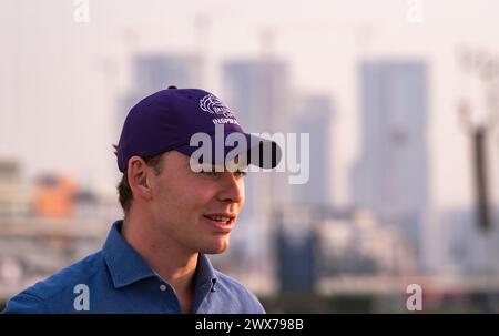 Hippodrome de Meydan, Dubaï, Émirats arabes Unis, jeudi 28 mars 2024 ; l'entraîneur Thady Gosden est interviewé par les médias à l'hippodrome de Meydan, en prévision de la rencontre de la Coupe du monde de Dubaï le samedi 30 mars 2024. Crédit JTW Equine images / Alamy Live News Banque D'Images