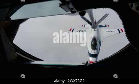 Le lieutenant Col. Nathan Malafa de l'US Air Force, commandant du « Thunderbirds » de l'escadron de démonstration aérienne de l'US Air Force, reçoit du carburant d'un KC-135 Banque D'Images