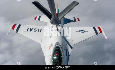 Le lieutenant Col. Nathan Malafa de l'US Air Force, commandant du « Thunderbirds » de l'escadron de démonstration aérienne de l'US Air Force, reçoit du carburant d'un KC-135 Banque D'Images