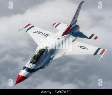 Le Major Tyler Clark de l'US Air Force, pilote du « Thunderbirds » de l'escadron de démonstration aérienne de l'US Air Force, vole à côté d'un KC-135 Banque D'Images