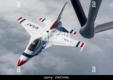 Le Major Tyler Clark de l'US Air Force, pilote du « Thunderbirds » de l'escadron de démonstration aérienne de l'US Air Force, vole à côté d'un KC-135 Banque D'Images