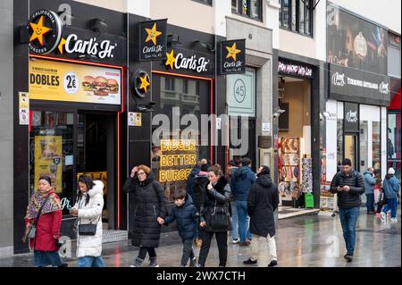 Madrid, Espagne. 27 mars 2024. Les piétons passent devant la chaîne de restauration rapide américaine Carl's Jr (Carls Jr) en Espagne. (Photo de Xavi Lopez/SOPA images/Sipa USA) crédit : Sipa USA/Alamy Live News Banque D'Images