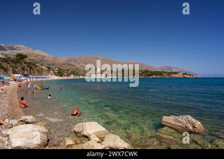 Castellammare del Golfo, Italie - 31 juillet 2023 : vue sur la plage de Guidaloca et les eaux tranquilles du golfe de Castellammare, Scopello, Trapani, SiC Banque D'Images