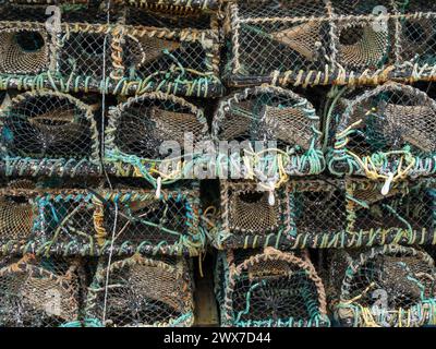 Pile de la pêche du homard et du crabe cages pot cantres, St Ives, Cornwall, England, UK Banque D'Images