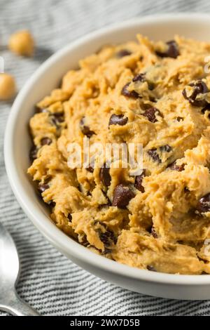 Pâte à biscuits végétalienne saine aux pois chiches avec chips de chocolat Banque D'Images