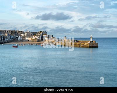 Smeatons Pier, phare et équipé Ives Harbour à marée haute, Cornouailles, Angleterre, Royaume-Uni Banque D'Images