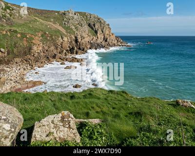 Vagues et surf à Porth Chapel Cove près de Porthcurno, Cornouailles du Sud, Angleterre, Royaume-Uni Banque D'Images