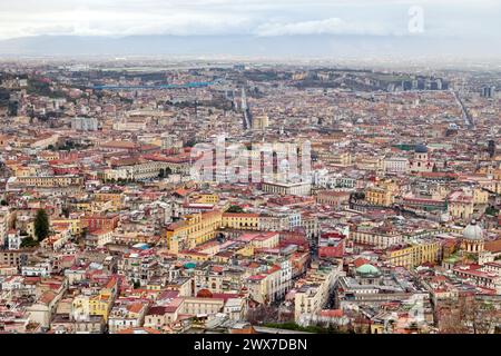 Vue aérienne de Naples en Italie avec ses innombrables dômes d'églises (par exemple la Santissima Trinità dei Pellegrini, la Basilique dello Spirito Santo, le S. Banque D'Images
