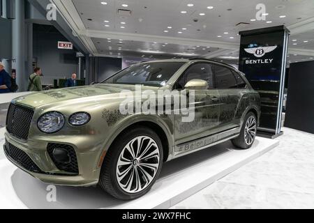 New York, États-Unis. 27 mars 2024. Bentley Bentayga exposé lors de la journée des médias du salon international de l'auto au Jacob Javits Center à New York le 27 mars 2024. (Photo de Lev Radin/Sipa USA) crédit : Sipa USA/Alamy Live News Banque D'Images