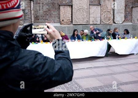 Munich, Allemagne. 28 mars 2024. Un groupe de projet du Centre des migrations protestantes recrée la peinture de Léonard de Vinci "la Cène" devant la Frauenkirche dans le centre-ville. Le groupe est composé de personnes de différents horizons et veut montrer un Munich cosmopolite avec cette action. Crédit : Sven Hoppe/dpa/Alamy Live News Banque D'Images