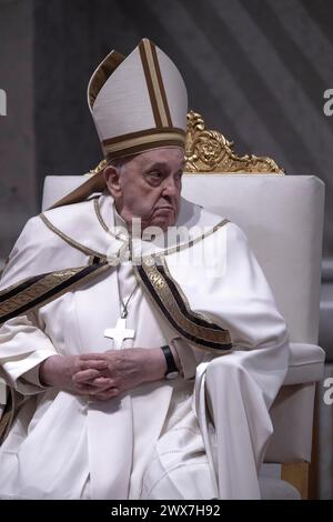 Cité du Vatican, Vatican, 28 mars 2024. Le pape François dirige la messe du Saint Chrism en préparant Basilique Pierre au Vatican. Maria Grazia Picciarella/Alamy Live News Banque D'Images