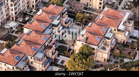 Une vue aérienne montre des bâtiments commerciaux dans la ville de Huai'an, province du Jiangsu, Chine orientale, le 28 mars 2024. (Photo de Costfoto/NurPhoto) crédit : NurPhoto SRL/Alamy Live News Banque D'Images