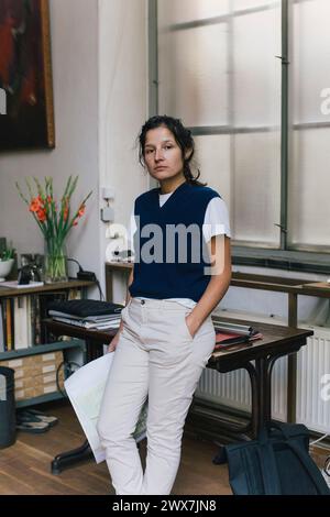 Portrait de femme d'affaires avec la main dans la poche debout au bureau à domicile Banque D'Images