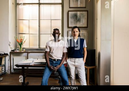 Portrait de collègues masculins et féminins multiraciaux confiants en milieu de travail Banque D'Images