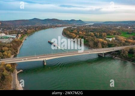 DATE D'ENREGISTREMENT NON INDIQUÉE Die Konrad-Adenauer-Brücke à Bonn Konrad-Adenauer-Brücke Südbrücke. Rheinbogen mit Blick auf das Siebengebirge. Bonn, Rhénanie-du-Nord-Westphalie, Deutschland, 12.11.2022 *** le pont Konrad Adenauer à Bonn Pont Konrad Adenauer Pont Sud Arc du Rhin avec vue sur le Siebengebirge Bonn, Rhénanie-du-Nord-Westphalie, Allemagne, 12 11 2022 Copyright : JOKER/HadyxKhandani JOKER221112539802 Banque D'Images