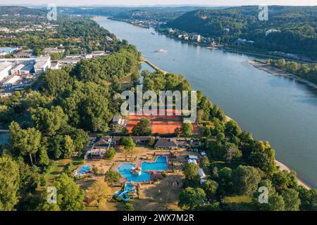 DATE D'ENREGISTREMENT NON INDIQUÉE Blick vom Drachenfels auf den Rhein Blick vom Drachenfels nach Süden auf den Rhein. Flusshalbinsel Grafenwerth mit Freibad. Rechts im Bild der Südliche Ausläufer der Insel Nonnenwerth. Bad Honnef, Rhénanie-du-Nord-Westphalie, Deutschland, 24.06.2023 *** vue de Drachenfels au Rhin vue de Drachenfels au sud de la péninsule du Rhin Grafenwerth avec piscine en plein air sur la photo les contreforts sud de l'île de Nonnenwerth Bad Honnef, Rhénanie du Nord-Westphalie, Allemagne, 24 06 2023 Copyright : JOKER/HadyxKhandani JOKER230624530690 Banque D'Images