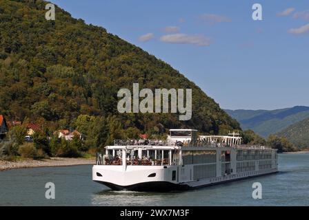 Un bateau de croisière navigue sur le Danube à travers la pittoresque vallée de la Wachau en basse-Autriche. Banque D'Images