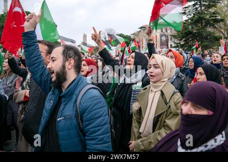 Fatih, Istanbul, Turquie. 28 mars 2024. Des manifestants brandissent des drapeaux palestiniens et turcs et crient des slogans pendant une marche pro-palestinienne de la fontaine allemande de la place Sultanahmet à la place Eminonu, à Istanbul onÂ MarchÂ 28,Â 2024. (Crédit image : © Tolga Uluturk/ZUMA Press Wire) USAGE ÉDITORIAL SEULEMENT! Non destiné à UN USAGE commercial ! Banque D'Images