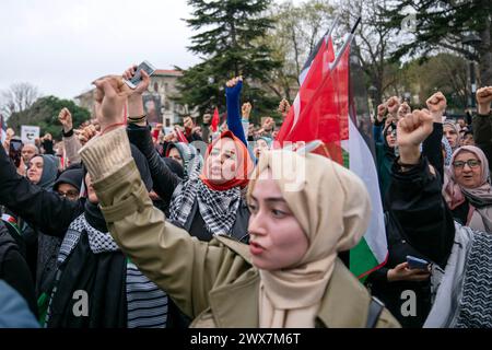 Fatih, Istanbul, Turquie. 28 mars 2024. Des manifestants crient des slogans pendant une marche pro-palestinienne de la fontaine allemande de la place Sultanahmet à la place Eminonu, à Istanbul onÂ MarchÂ 28,Â 2024. (Crédit image : © Tolga Uluturk/ZUMA Press Wire) USAGE ÉDITORIAL SEULEMENT! Non destiné à UN USAGE commercial ! Banque D'Images