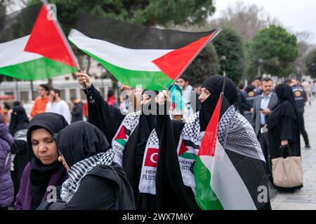 Fatih, Istanbul, Turquie. 28 mars 2024. Des manifestants brandissent des drapeaux palestiniens lors d'une marche pro-palestinienne de la fontaine allemande de la place Sultanahmet à la place Eminonu, à Istanbul onÂ MarchÂ 28,Â 2024. (Crédit image : © Tolga Uluturk/ZUMA Press Wire) USAGE ÉDITORIAL SEULEMENT! Non destiné à UN USAGE commercial ! Banque D'Images