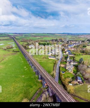 Une vue aérienne à travers la vallée Welland au-dessus du spectaculaire viaduc de Harringworth par une belle journée d'hiver Banque D'Images