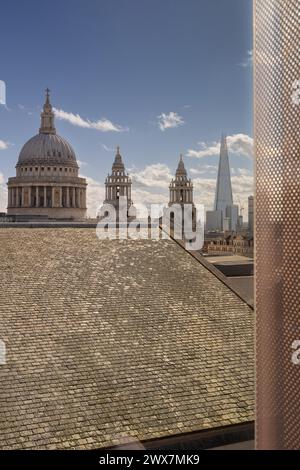 Une vue pittoresque de la cathédrale Paul et du Shard, Londres, vue de derrière un toit texturé et une fenêtre partiellement visible Banque D'Images