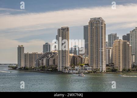 Miami, Floride, États-Unis - 29 juillet 2023 : immeubles de grande hauteur sur l'île de Brickell Key au coucher du soleil. La statue Centinel entre Tequesta pointe sur le rivage Banque D'Images