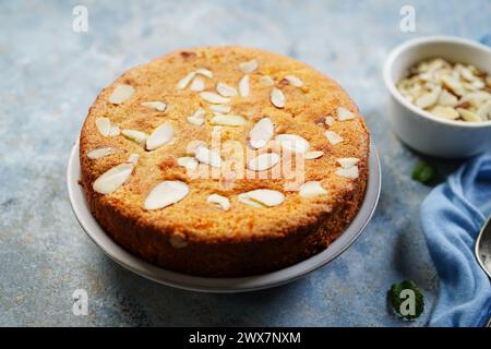 Gâteau aux amandes sans gluten fait maison garni de ganache au chocolat Banque D'Images