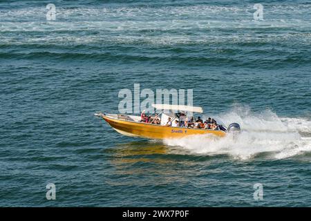 Carthagène, Colombie - 24 janvier 2024 : bateau à moteur rapide à grande vitesse emmenant les touristes dans un voyage autour de la baie Banque D'Images