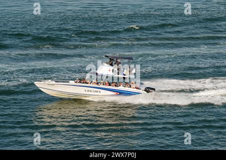 Carthagène, Colombie - 24 janvier 2024 : bateau à moteur rapide à grande vitesse emmenant les touristes dans un voyage autour de la baie Banque D'Images