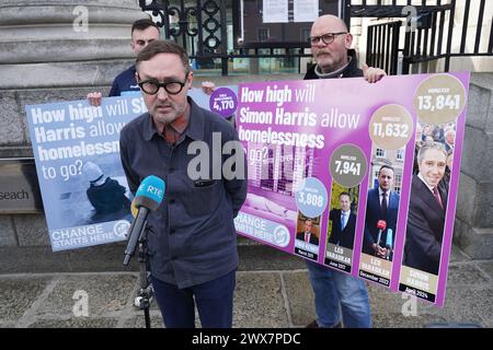 Le porte-parole du Sinn Fein pour le logement, Eoin O Broin, s'adresse aux médias devant les bâtiments du gouvernement à Dublin, alors qu'il organise une protestation « pas de porte » contre le niveau record d'enfants et d'adultes dans les logements d'urgence. Date de la photo : jeudi 28 mars 2024. Banque D'Images