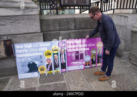 Le porte-parole du Sinn Fein en matière de logement, Eoin O Broin, devant les bâtiments du gouvernement à Dublin, alors qu'il organise une manifestation « pas de porte » contre le niveau record d'enfants et d'adultes dans les logements d'urgence. Date de la photo : jeudi 28 mars 2024. Banque D'Images