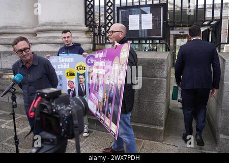 Le porte-parole du Sinn Fein pour le logement, Eoin O Broin, s'adresse aux médias devant les bâtiments du gouvernement à Dublin, alors qu'il organise une protestation « pas de porte » contre le niveau record d'enfants et d'adultes dans les logements d'urgence. Date de la photo : jeudi 28 mars 2024. Banque D'Images