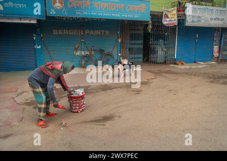 Un nettoyeur de la corporation municipale, est vu balayer les rues le matin à Khulna, au Bangladesh. Banque D'Images