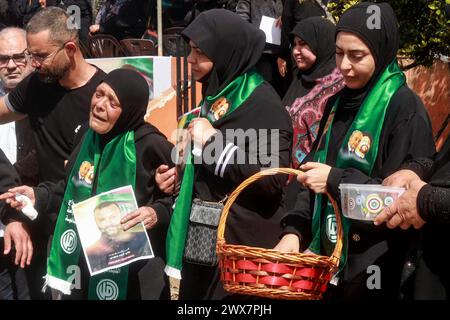 Naqura, Liban. 28 mars 2024. Des femmes libanaises pleurent pendant le cortège funèbre de quatre de nos concitoyens, tués dans un israélien de nuit dans le village de Naqoura, au sud du Liban. Crédit : STR/dpa/Alamy Live News Banque D'Images
