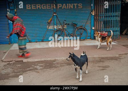 Un nettoyeur de la corporation municipale, est vu balayer les rues le matin à Khulna, au Bangladesh. Banque D'Images