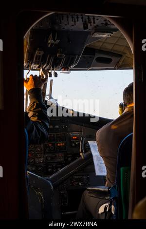 Katmandou, Népal - 20 octobre 2023 : très vieil avion vintage de Nepal Airlines de Havilland Canada DHC-6 Twin Otter Banque D'Images