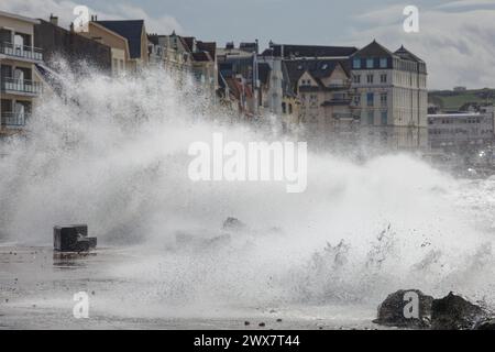 France. 28 mars 2024. © PHOTOPQR/VOIX DU NORD/JOHAN BEN AZZOUZ ; 28/03/2024 ; Wimereux, le 28 mars 2024. Tempete Nelson de passage sur le littoral du pas-de-Calais. La digue promenade etait sous les vagues et la submersion marine lors de la maree haute autour de 14h.. PHOTO JOHAN BEN AZZOUZ LA VOIX DU NORD - tempête Nelson en France Wimereux, Nord pas de Calais 28 mars 2024 crédit : MAXPPP/Alamy Live News Banque D'Images