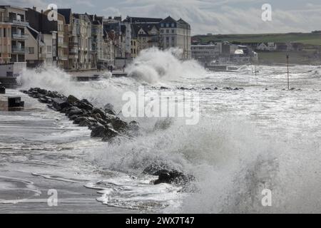 France. 28 mars 2024. © PHOTOPQR/VOIX DU NORD/JOHAN BEN AZZOUZ ; 28/03/2024 ; Wimereux, le 28 mars 2024. Tempete Nelson de passage sur le littoral du pas-de-Calais. La digue promenade etait sous les vagues et la submersion marine lors de la maree haute autour de 14h.. PHOTO JOHAN BEN AZZOUZ LA VOIX DU NORD - tempête Nelson en France Wimereux, Nord pas de Calais 28 mars 2024 crédit : MAXPPP/Alamy Live News Banque D'Images