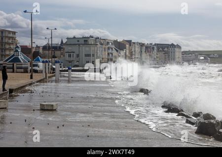 France. 28 mars 2024. © PHOTOPQR/VOIX DU NORD/JOHAN BEN AZZOUZ ; 28/03/2024 ; Wimereux, le 28 mars 2024. Tempete Nelson de passage sur le littoral du pas-de-Calais. La digue promenade etait sous les vagues et la submersion marine lors de la maree haute autour de 14h.. PHOTO JOHAN BEN AZZOUZ LA VOIX DU NORD - tempête Nelson en France Wimereux, Nord pas de Calais 28 mars 2024 crédit : MAXPPP/Alamy Live News Banque D'Images