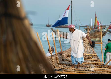 Fabricant de bateaux en bois de boutre. construction d'un bateau à boutre. Banque D'Images