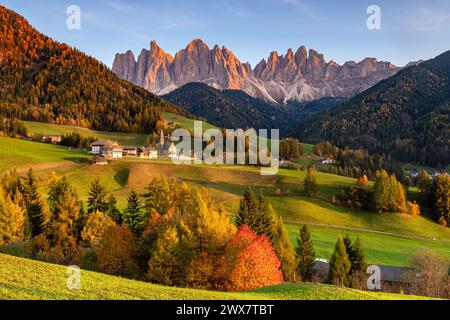 Une photo de coucher de soleil du village de Santa Magdalena avec son église dans le Val di Funes dans la région des Dolomites en Italie Banque D'Images