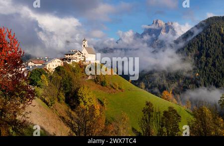 Une belle vue sur le village de colle Santa Lucia avec son église emblématique et les Dolomites en arrière-plan. Banque D'Images