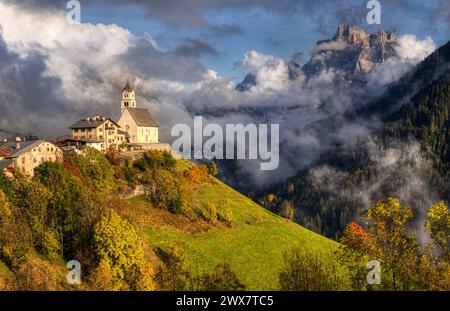 Une belle vue sur le village de colle Santa Lucia avec son église emblématique et les Dolomites en arrière-plan. Banque D'Images