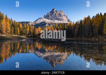 Le lac Antorno se trouve près de Cortina D'Ampezzo et est connu pour sa vue spectaculaire sur la Tre Cime di Lavaredo, qui se reflète parfois dans l'eau. Banque D'Images