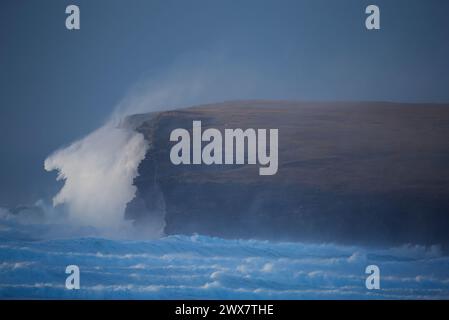 Vagues s'écrasant sur les falaises de Birsay, Orcades Banque D'Images