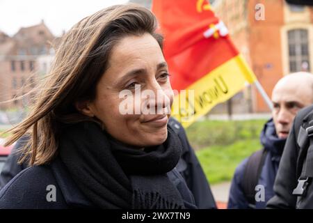 Lille, France. 28 mars 2024. La secrétaire générale de la CGT, Sophie Binet, lors du rassemblement organisé par la CGT en soutien à Jean-Paul Delescaut, secrétaire de l’union départementale du Nord, poursuivi pour « apologie du terrorisme » le 28 mars 2024, devant le tribunal de Lille, France. Photo de Sébastien Courdji/ABACAPRESS.COM crédit : Abaca Press/Alamy Live News Banque D'Images