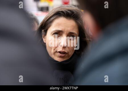 Lille, France. 28 mars 2024. La secrétaire générale de la CGT, Sophie Binet, lors du rassemblement organisé par la CGT en soutien à Jean-Paul Delescaut, secrétaire de l’union départementale du Nord, poursuivi pour « apologie du terrorisme » le 28 mars 2024, devant le tribunal de Lille, France. Photo de Sébastien Courdji/ABACAPRESS.COM crédit : Abaca Press/Alamy Live News Banque D'Images